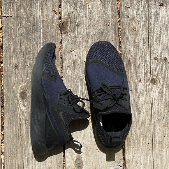 Women’s Nike Lunarcharge sneakers - Picture 9 of 13